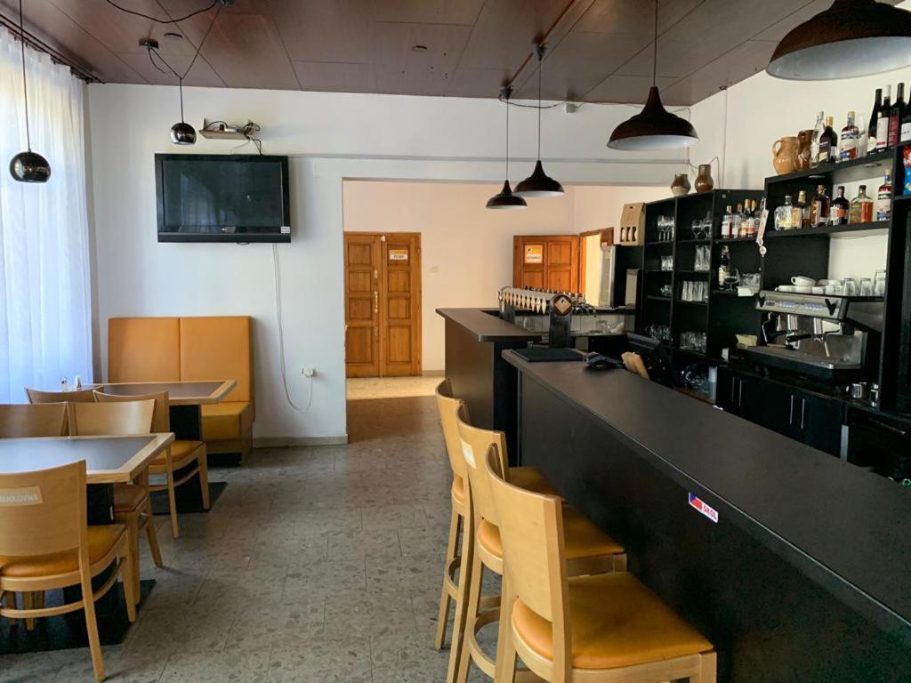 Pivovar Maly Janek - Restaurace, Penzion A Stany Jince Exteriör bild